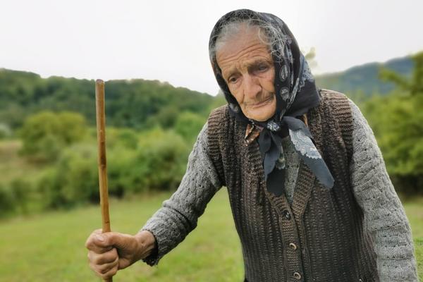 BAKA RADOJKA (90) IMA RECEPT ZA DUGOVEČNOST! Ne gleda televiziju i ne čita novine, čuva koze, PRIČA SAMO SA MAČKOM