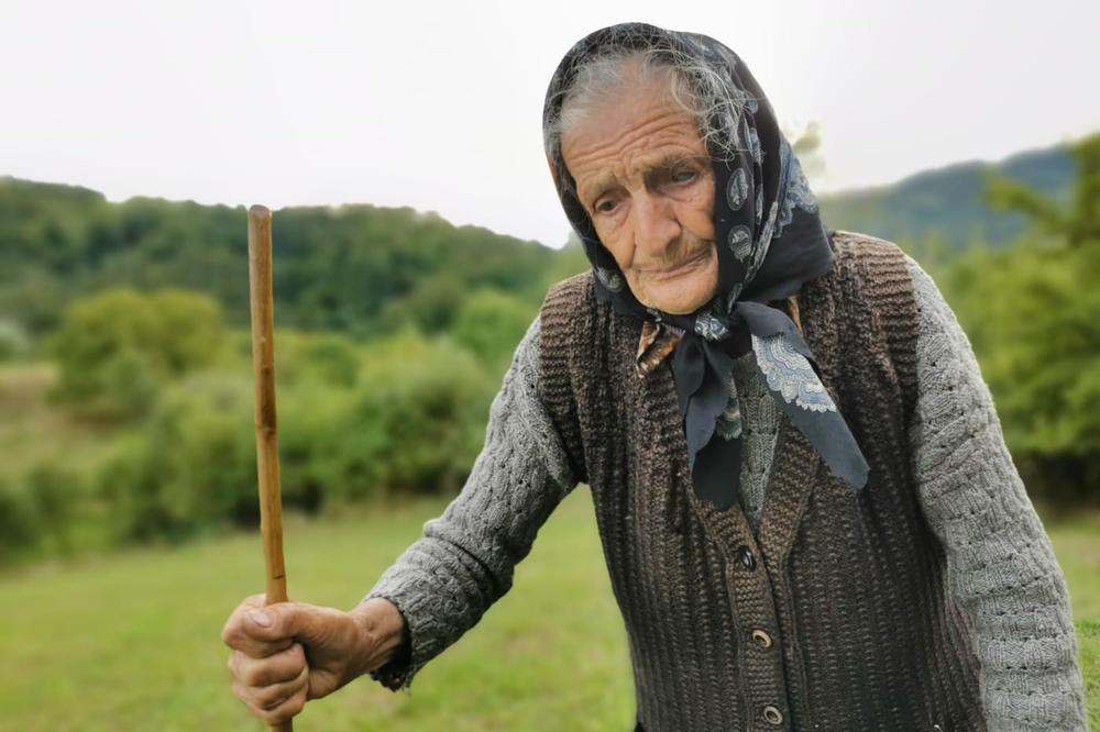 BAKA RADOJKA (90) IMA RECEPT ZA DUGOVEČNOST! Ne gleda televiziju i ne čita novine, čuva koze, PRIČA SAMO SA MAČKOM