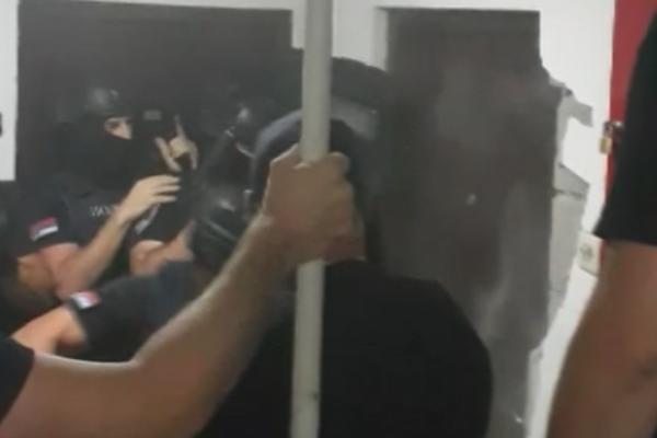 GLEDAJTE KAKO JE POLICIJA UPALA U STAN STRAHINJINOG UBICE! Razvalili vrata, I ZIDOVI SE ODVALJIVALI