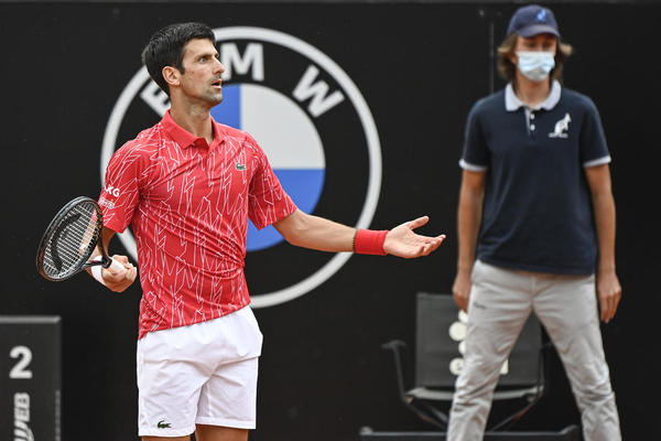 NOVAK UZ PRATNJU POLICIJE DO TERENA: Ovo će baš razbesneti najboljeg tenisera sveta!