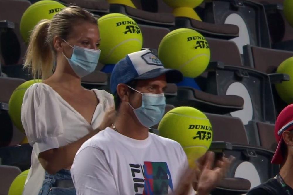 DOBRO, NJE NAM JE MOŽDA MALO ŽAO! Novak Đoković je kriv za tugu ove prelepe plavuše na tribinama! (FOTO)
