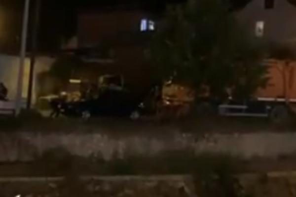 SNIMLJENA MASOVNA TUČA U SRPSKOM GRADU: Ovde se ne zna KO KOGA TUČE! (VIDEO)