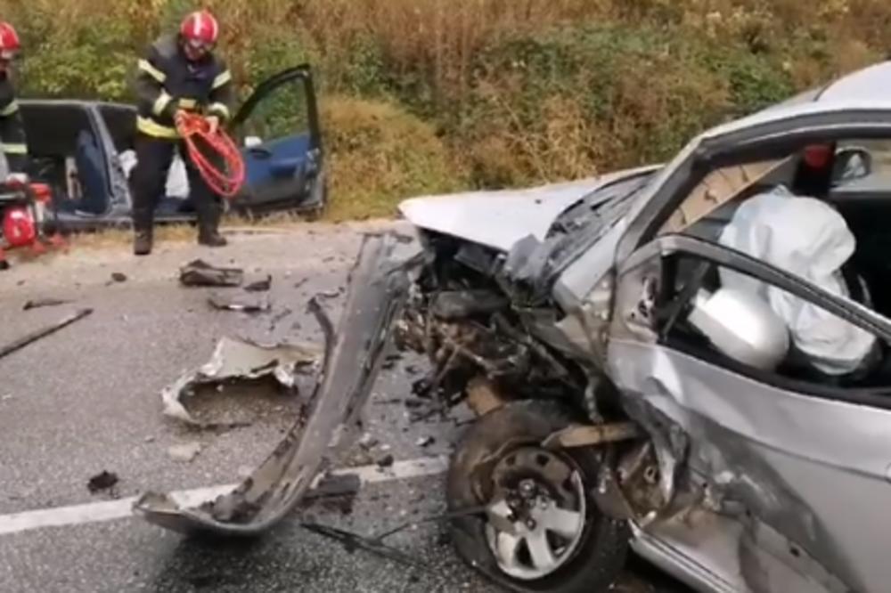 IZVLAČE VOZAČA IZ AUTA, KRV NA SVE STRANE! Ovo je uznemirujući snimak nesreće kod Kraljeva (VIDEO)