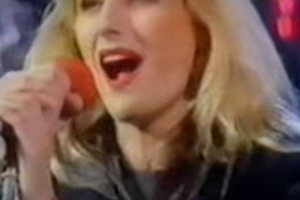 "IZBACILA SAM PLOD U KUPATILU"! Naša pevačica doživela horor, izgubila je bebu, muž hteo da je STRPA U LUDNICU