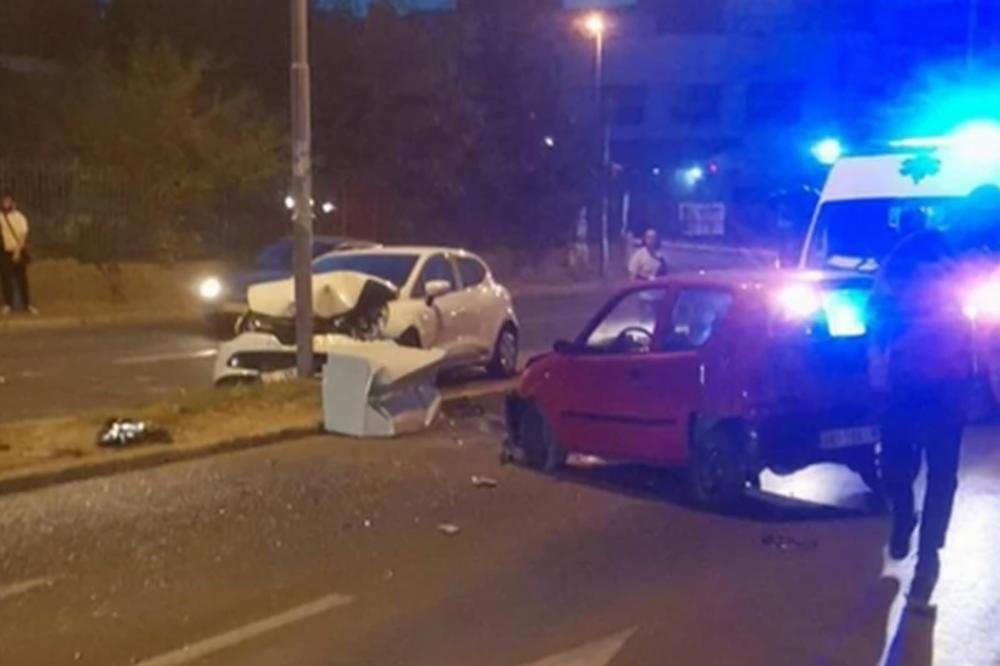 STRAVIČAN UDES NA VOŽDOVCU: Sudarila se dva vozila, jedno UDARILO U BANDERU, ima povređenih