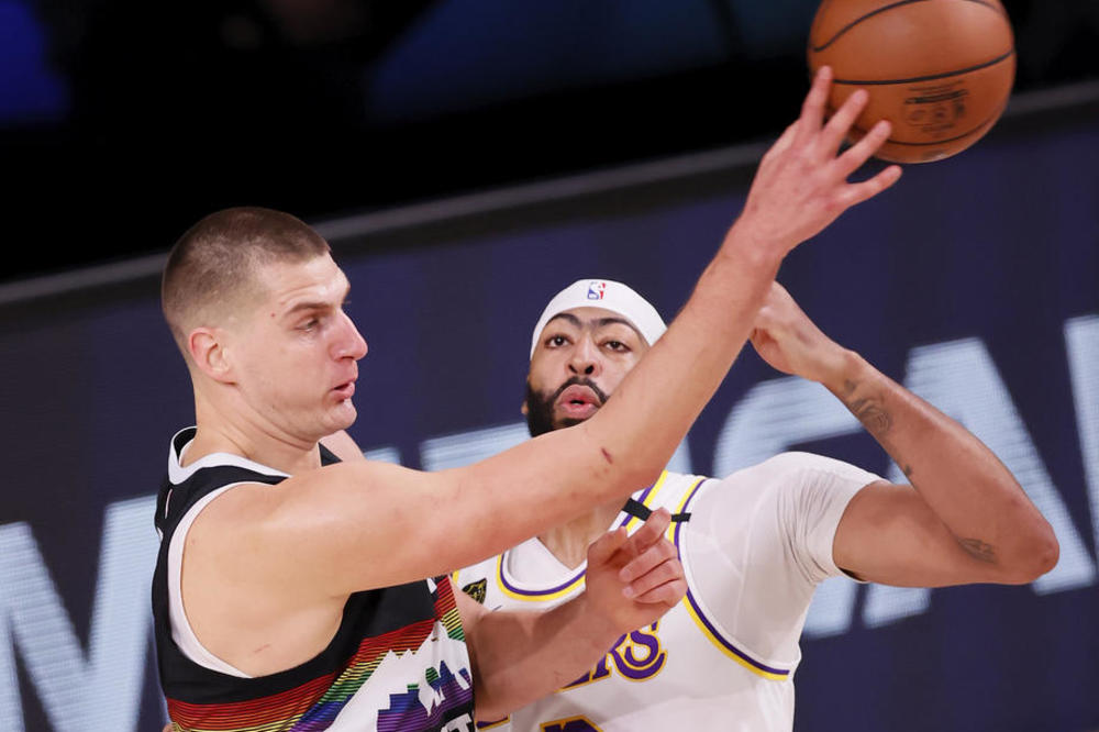 JOKIĆEVI TAČDAUN PASOVI SU PRE ZAVRŠAVALI NA TRIBINAMA ILI ZIDU: On je za Sabonisa druga dimenzija!