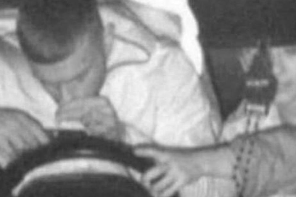 KAMERA GA JE UHVATILA KAKO ŠMRČE SA MOBILNOG DOK VOZI: Njegov odgovor je BIZARAN, policajci ovo NIKAD NISU VIDELI