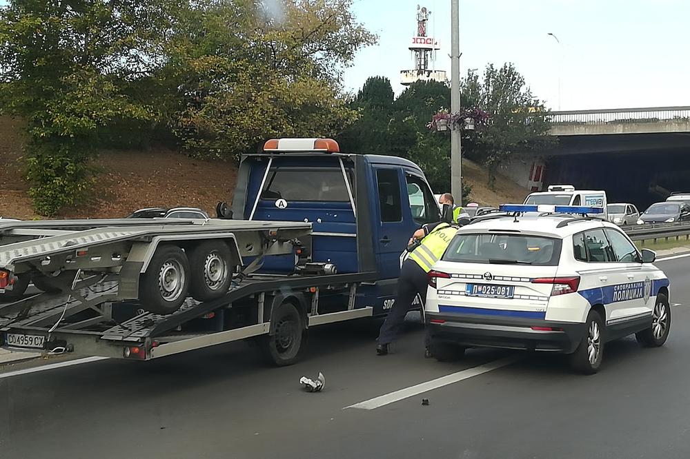 BIZARNA SCENA JUTROS NA NOVOM BEOGRADU: Vozač sleteo sa puta, a onda je izašao iz kola i rešio da uradi OVO!