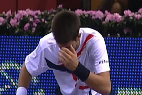 ĐOKOVIĆ JE OVU LEPOTICU POGODIO U GLAVU: Odmah je dotrčao do nje, a njen potez nakon toga će vas oduševiti!