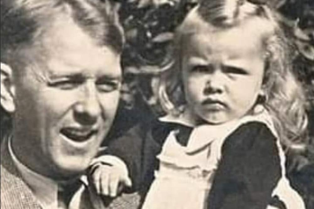 PAMTIMO JE KAO DIVU SVETSKIH RAZMERA, IMALA JE TATU UMETNIKA! Ko je ovo slatko dete u tatinom zagrljaju?