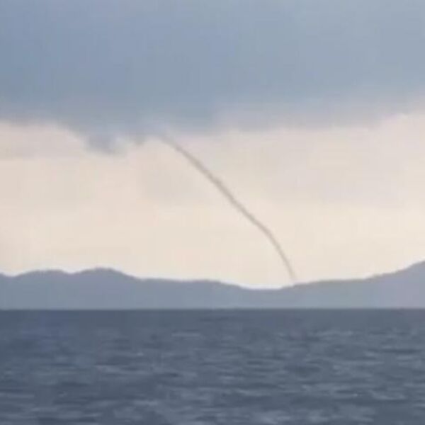 Pijavica snimljena iznad Bara! Snažno nevreme protutnjalo Crnom Gorom, zabeležen redak prizor! (VIDEO)