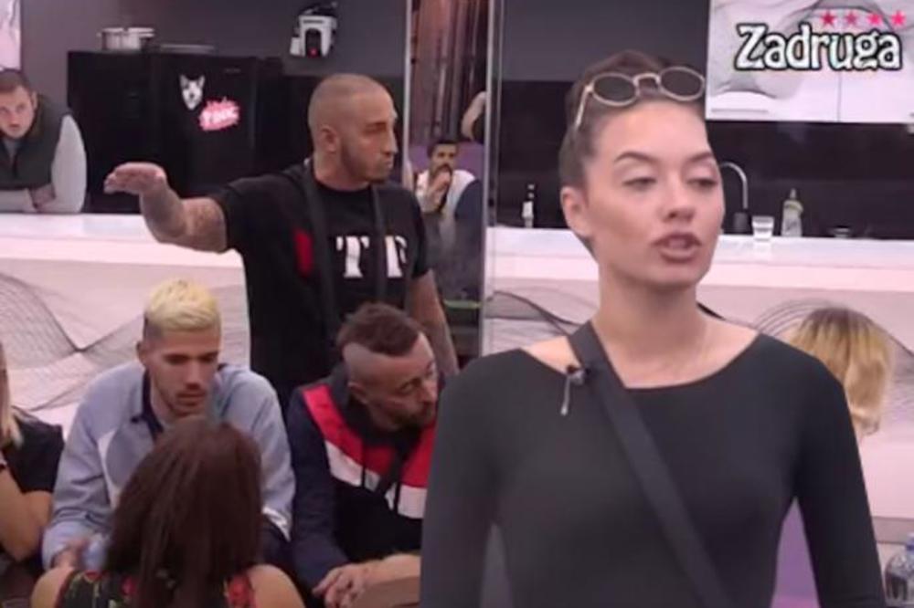 GLEDAOCI ZADRUGE MASOVNO POVRAĆAJU! Paula sela za sto i JELA SLINE, kada je video DEČKO odmah RASKINUO! (ŠOK VIDEO)
