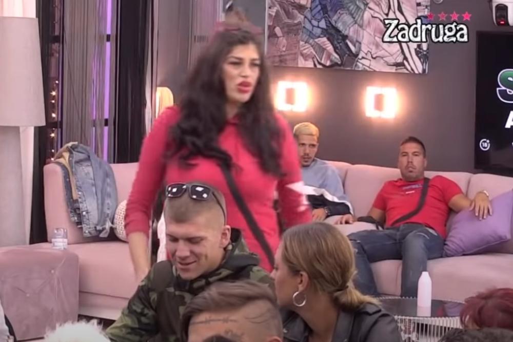 AUU! ANĐELA ANAKONDA OPLELA PO KRISTIJANU! On VOLI da nosi ŽENSKE SPAVAĆICE, uništio mi je cipele koje je nosio!