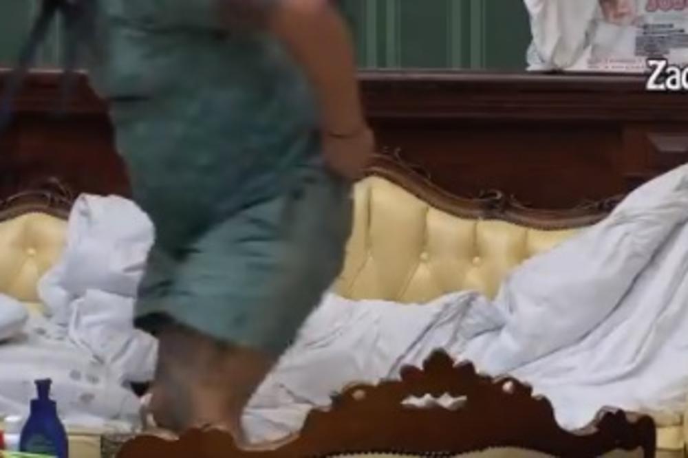 HANS KRISTIJAN SE SKINUO GO PA TVERKOVAO! Milioni gledalaca ŠOKIRANI PRIZOROM, gola zadnjica u prvom planu (VIDEO)