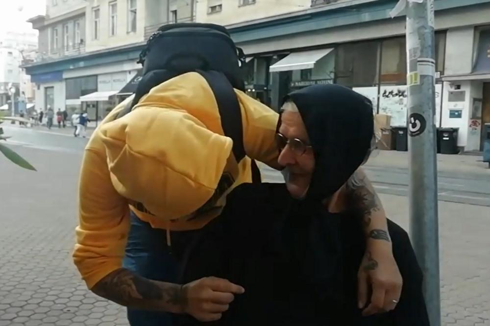 OD OVOG SNIMKA MOŽE DA VAM PUKNE SRCE Baka (73) je prosila na ulici,a ovaj dečko je uradio nešto što NIKO NIJE HTEO