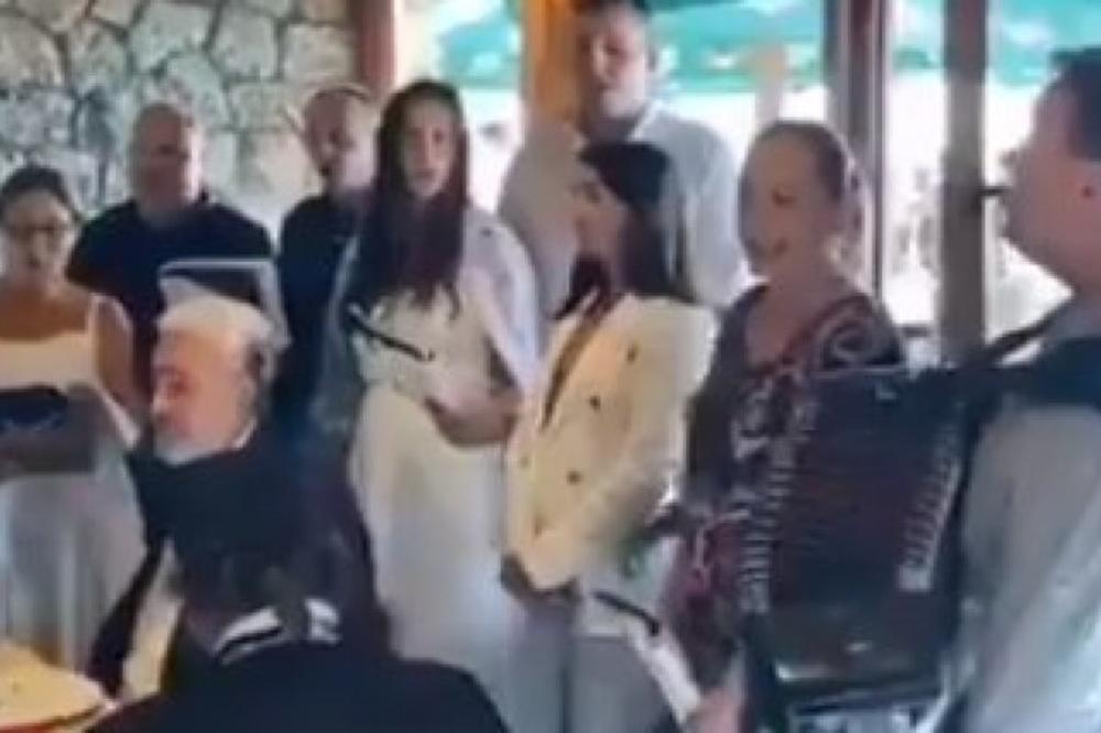 KRIVOKAPIĆ SLAVI ODLAZAK DPS-a UZ TAMO DALEKO: Kad su zapevali ovaj stih svi su podigli čaše! (VIDEO)