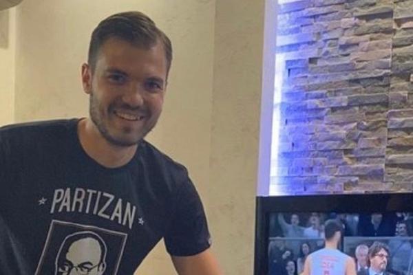 GOLMAN ARARATA VREĐAO ZVEZDU, A BRAT MU JE IGRAČ CRVENO-BELIH: Pevao uvredljive pesme i slavio pobede Partizana!