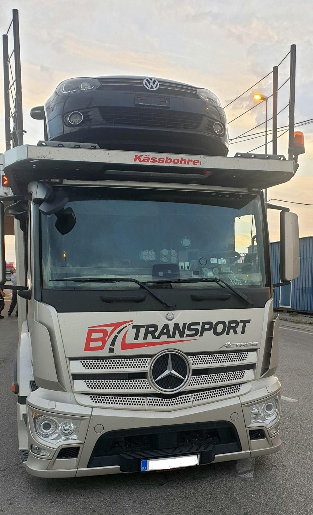 Kamion koji je prevozio automobile