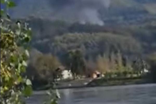 POJAVIO SE PRVI VIDEO SNIMAK MESTA GDE SE SRUŠIO AVION: MIG 21 u delićima, crni dim kulja iz dvorišta (VIDEO)