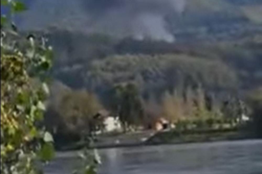 POJAVIO SE PRVI VIDEO SNIMAK MESTA GDE SE SRUŠIO AVION: MIG 21 u delićima, crni dim kulja iz dvorišta (VIDEO)