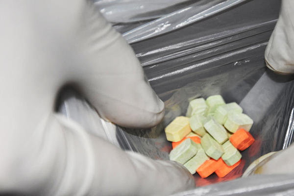 KRIJUMČARILI EKSTAZI U OBLIKU ČOKOLADNIH ZEKA: Carinici se šokirali nesvakidašnjim plenom