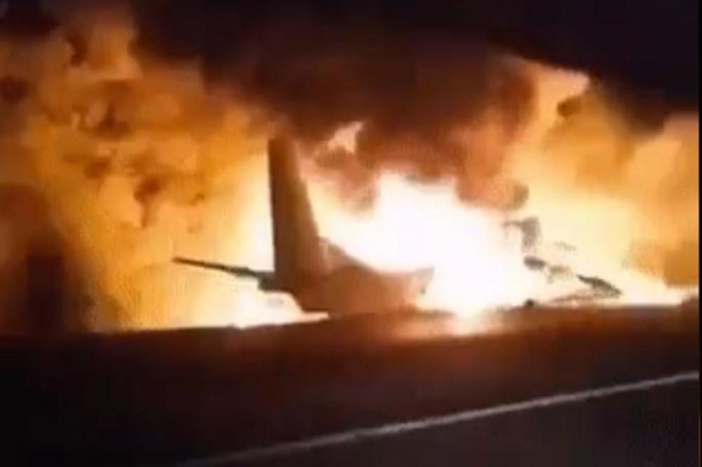 SRUŠEN VOJNI AVION U UKRAJINI! Ima poginulih, požar zahvatio kadete (VIDEO)