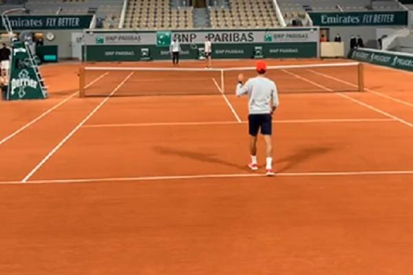 ĐOKOVIĆ ISTRČAO NA TEREN U PARIZU: Ko je misteriozni momak sa kojim je trenirao ove večeri? (FOTO)