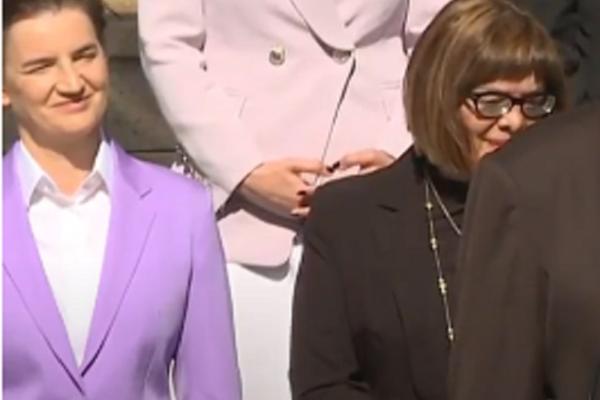 SVI SU GLEDALI U PREMIJERKU ZBOG OVOGA! Ana Brnabić stajala ali ljudi nisu mogli da ne primete jednu stvar