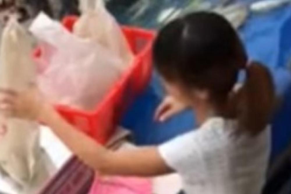 OVO SU NAJVEĆI MAJSTORI PREVARE KOJI HARAJU PO PIJACAMA: Ovako lažu za prodaju ribe, a tek merenje (VIDEO)