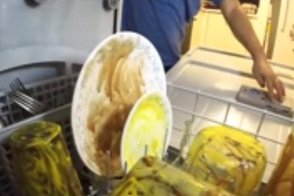 STAVIO JE KAMERU U MAŠINU ZA SUDOVE: Kada je pregledao snimak nije verovao svojim očima (VIDEO)