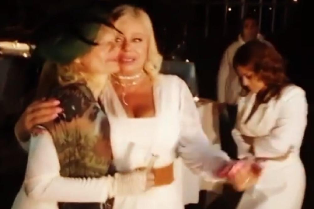 CELA ESTRADA DOŠLA U BELOM I ISPUNILA POSLEDNJU ŽELJU ISIDORI BJELICI! Svi gledali u nebo i plakali, a onda i OVO!