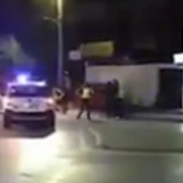POLICIJA BRUTALNO PRETUKLA ROMA, pobesneli narod izašao na ulice! Žele glave ovih monstruma, snimak sve GOVORI