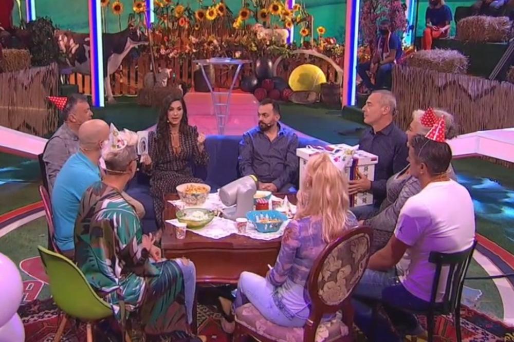 ŠOK NA RTS-U! DRAGANA KOSJERINA SA PREDUBOKIM DEKOLTEOM: Niko ŽIV nije gledao u kviz samo u NJENE VELIKE GRUDI!