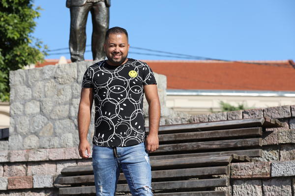 MUKI JE TREĆI NIŠLIJA KOG JE GORAN BREGOVIĆ UZEO POD SVOJE: Kida kako peva, svoj grad DIŠE I VOLI! (FOTO)