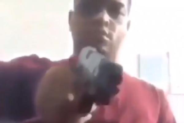 IGRAO SE SA PIŠTOLJEM ISPRED KAMERE: U jednom trenutku je uperio oružje u lice... (UZNEMIRUJUĆI VIDEO)