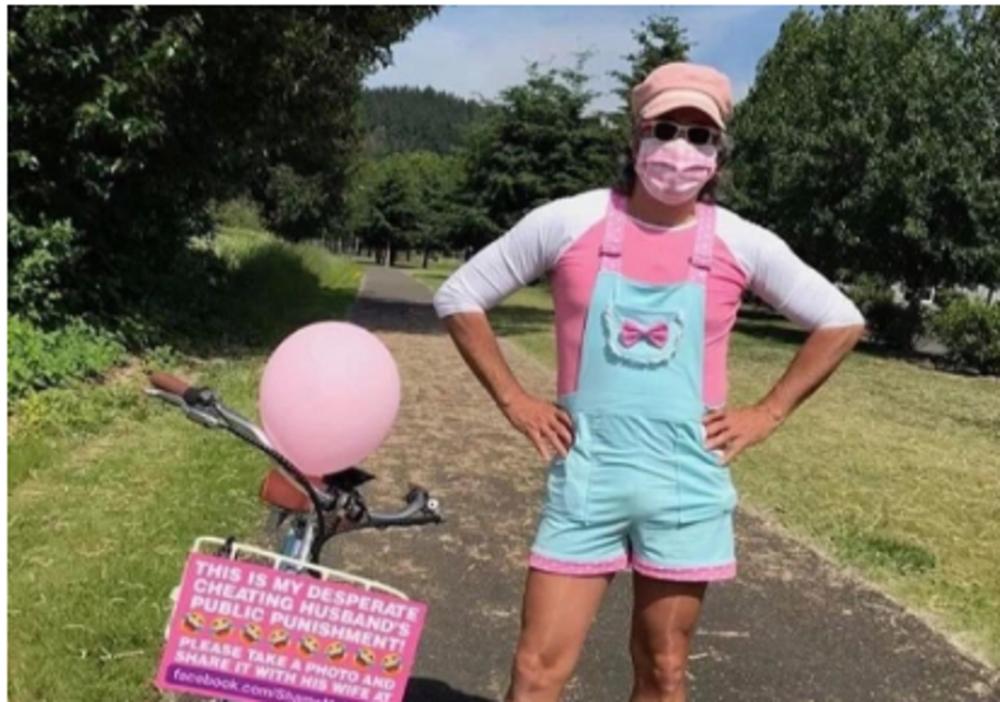 Muškarac obučen u ženske stvari