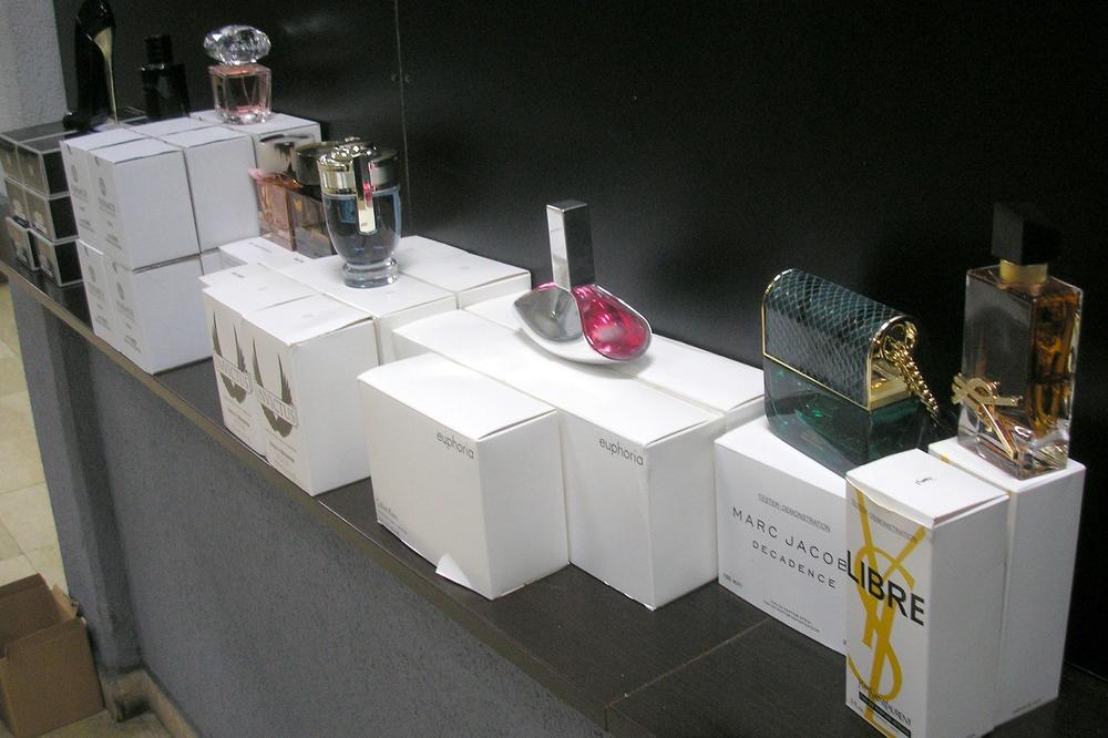 PIROĆANAC PAO NA GRADINI! Natovario kamion, da li je stvarno mislio da će da prođe sa OVOLIKO ROBE? (FOTO)