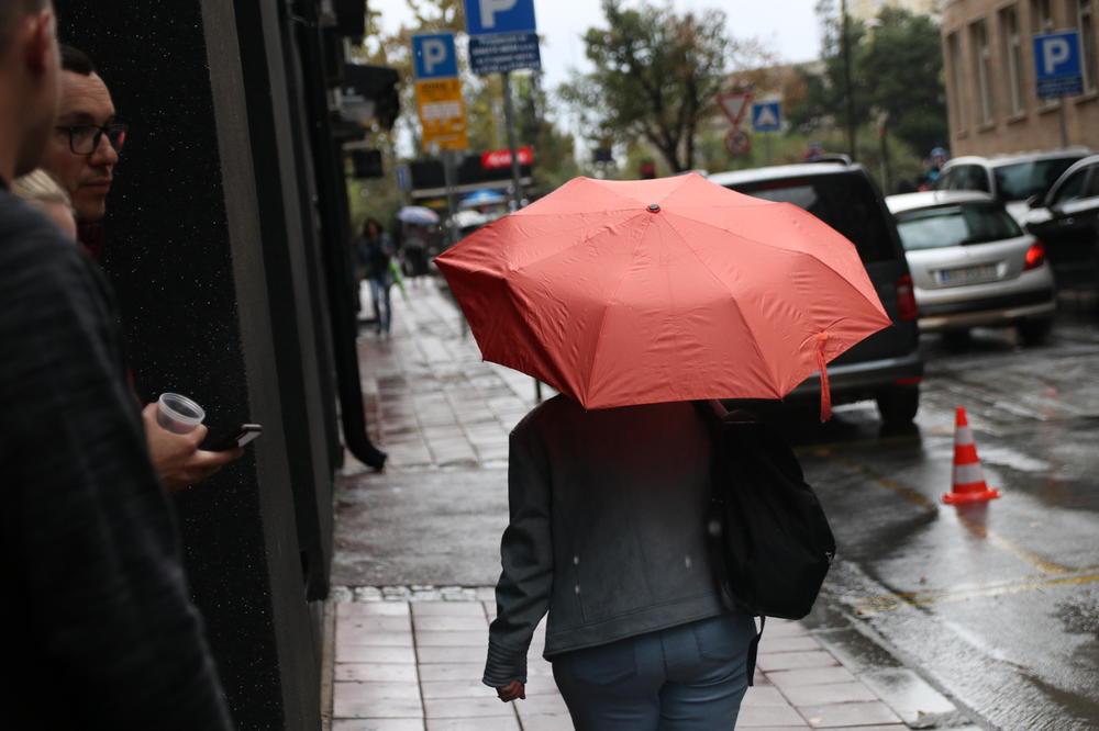 "KRVAVA KIŠA" DOLAZI U SRBIJU: Objašnjeno zašto će i kod nas sa neba padati crvene kapi