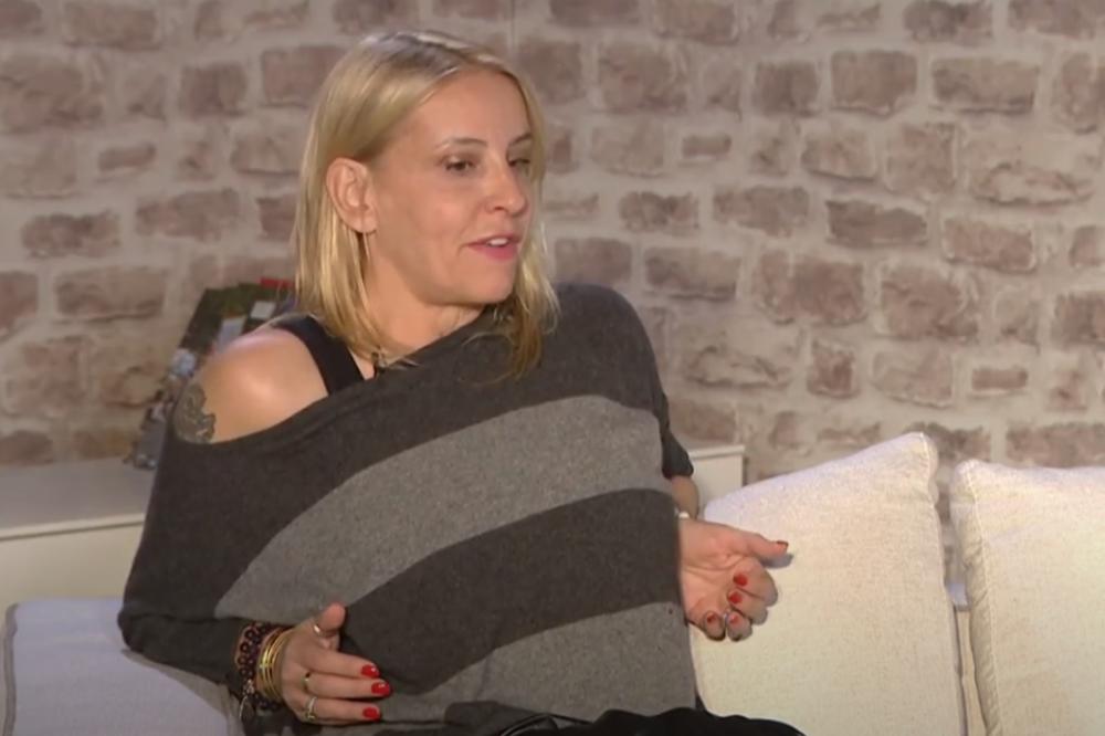 USVOJENA ĆERKA POPULARNOG OCA IMALA TEŠKU SAOBRAĆAJKU I OD TADA JE PUNA OŽILJAKA: Sada se skinula i pokazala telo