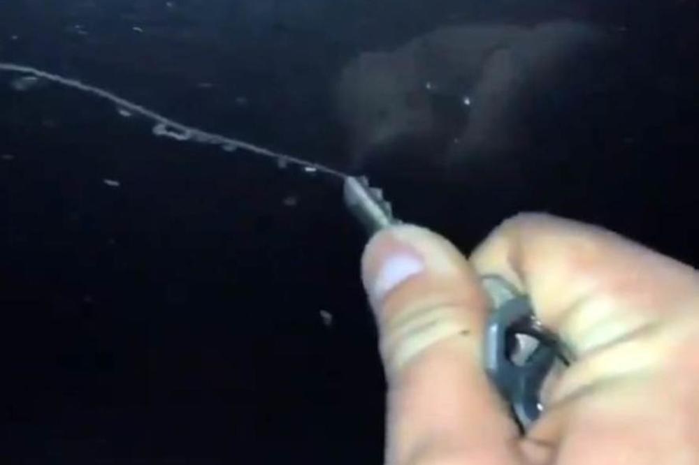 SNIMAK KOJI JE SLEDIO SRBIJU: Ovaj baja ide i grebe ljudima kola, slušajte samo šta priča (VIDEO)