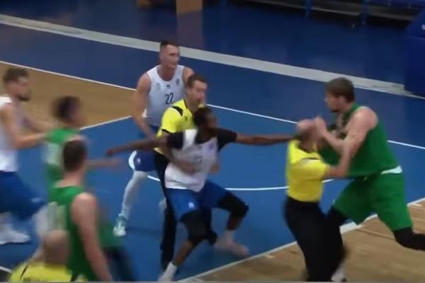 NIJE SE ZNALO KO KOGA NABADA, ŠUTIRA I GAZI: Brutalna tuča igrača na prijateljskoj utakmici! (VIDEO)