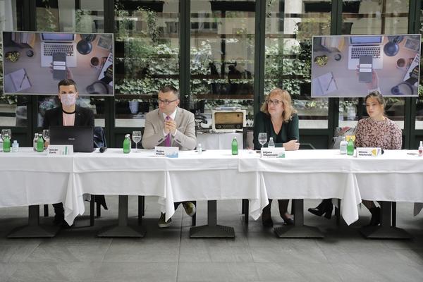 SRBI ŽIVE NA DRUŠTVENIM MREŽAMA, A EVO KOJIM MEDIJIMA NAJVIŠE VERUJU: Na ovo mora da se obrati posebna pažnja