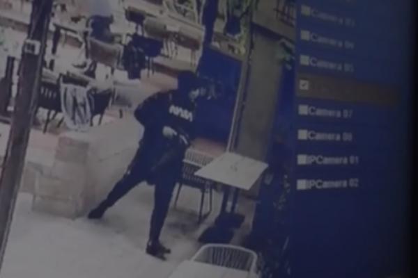 SEĆATE SE MASKIRANOG NAPADAČA KOJI JE SA UZIJEM UŠETAO U KAFIĆ NA VRAČARU? Ni on sam ne veruje ŠTA MU SE SAD DESILO