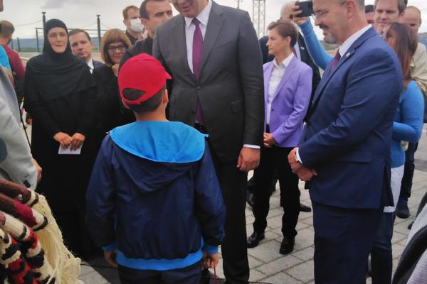 MALI MILOŠ JE STRPLJIVO ČEKAO VUČIĆA: Sad mu je dao poklon, ali i uputio JEDNU JAKU PORUKU!