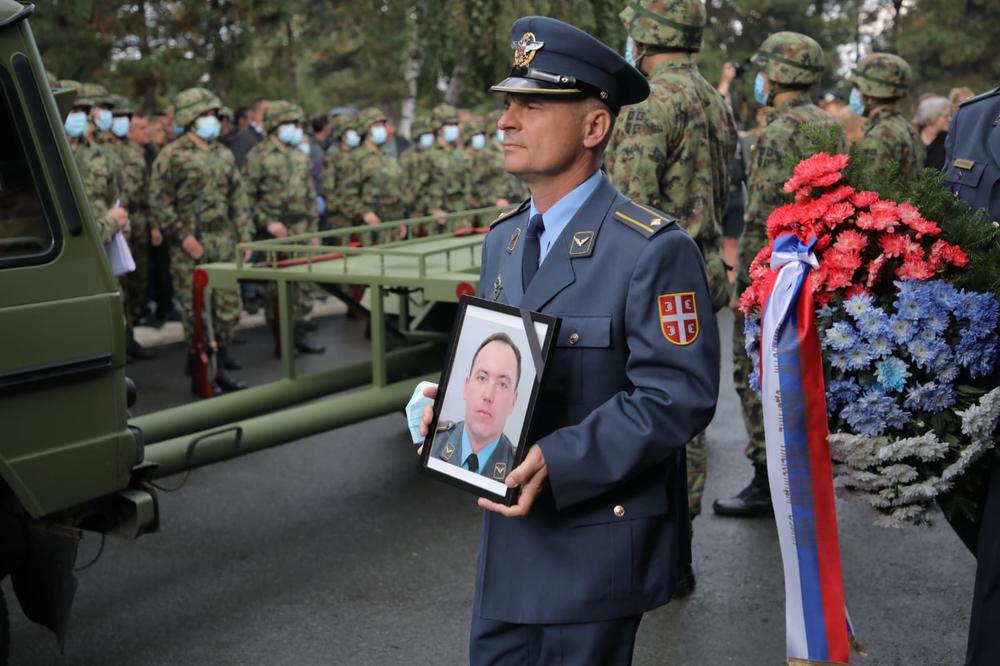 SAHRANJEN MAJOR DEJAN KRSNIK: Porodica i prijatelji se oprostili od tragično preminulog pilota (FOTO)
