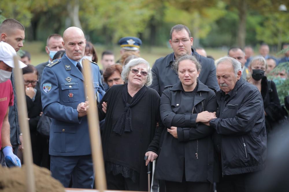 IDEM KOD MOG SINA, VRATITE MI MOG DEJANA! Na sahrani majora pročitan POTRESNI GOVOR, svi su JECALI