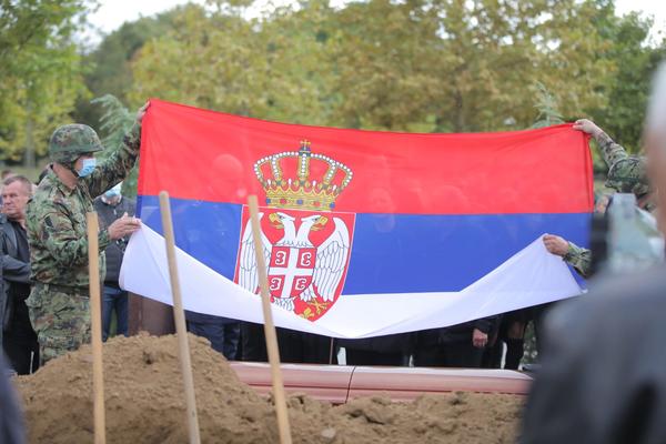 NA SAHRANAMA U SRBIJI OVAJ OBIČAJ JE VELIKI GREH! Svi ovo radimo, a pojma nemamo da je jako neipsravno!