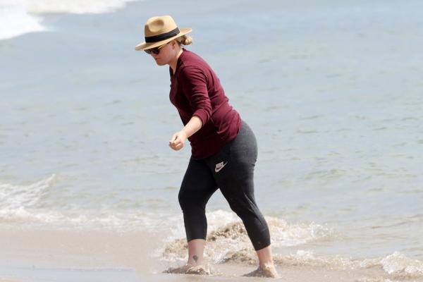 POZNATA PEVAČICA SE TOLIKO UGOJILA DA NE SKIDA ŠEŠIR I NAOČARE DA JE NE BI PREPOZNALI! Svi su zaprepašćeni! (FOTO)