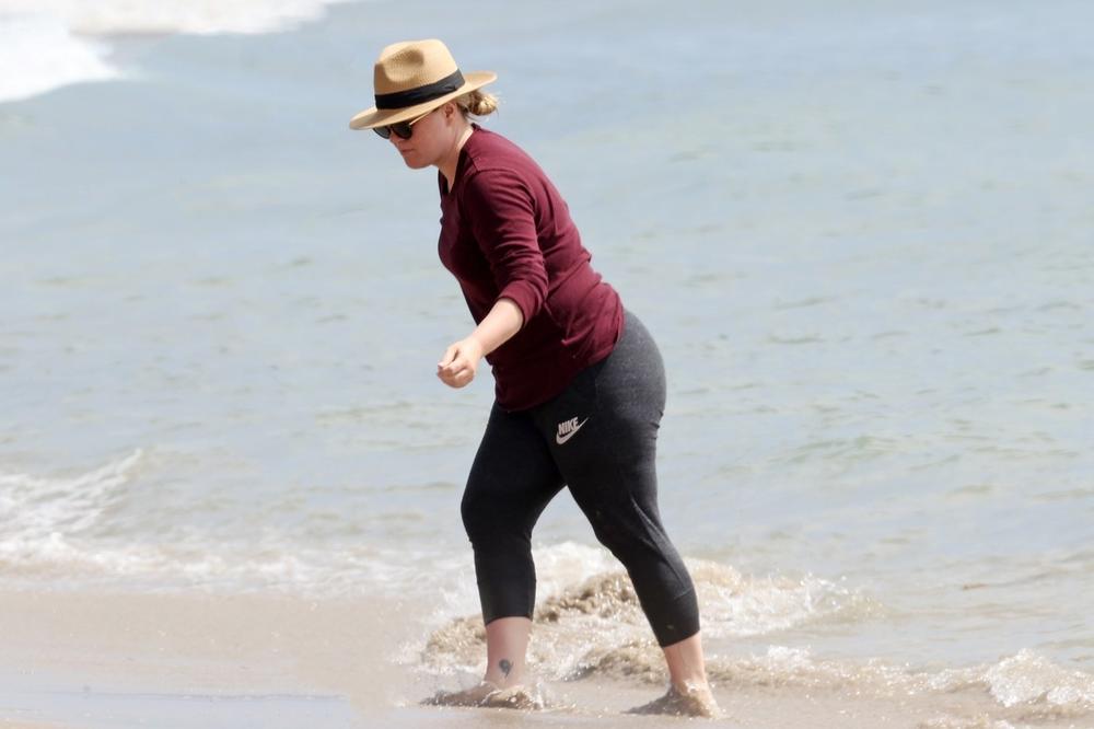 POZNATA PEVAČICA SE TOLIKO UGOJILA DA NE SKIDA ŠEŠIR I NAOČARE DA JE NE BI PREPOZNALI! Svi su zaprepašćeni! (FOTO)