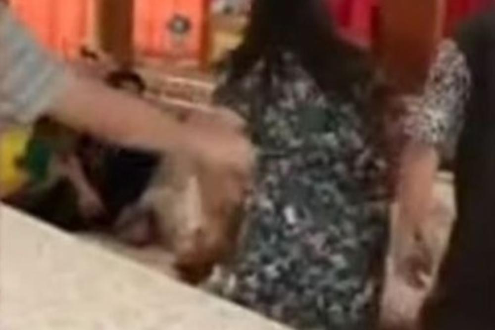 RODITELJI HTELI DA LINČUJU VASPITAČICU kad su videli SNIMAK IZ VRTIĆA! Ovo je baš ODVRATNO! (VIDEO)